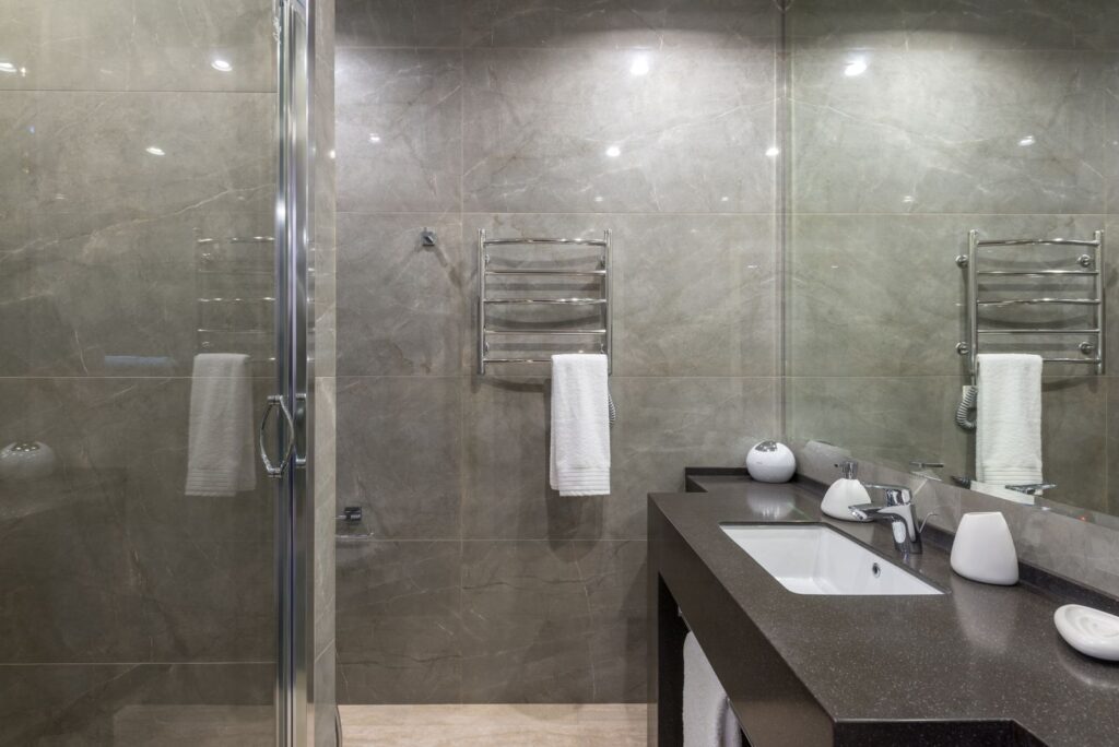 Salle de bain moderne avec douche vitrée